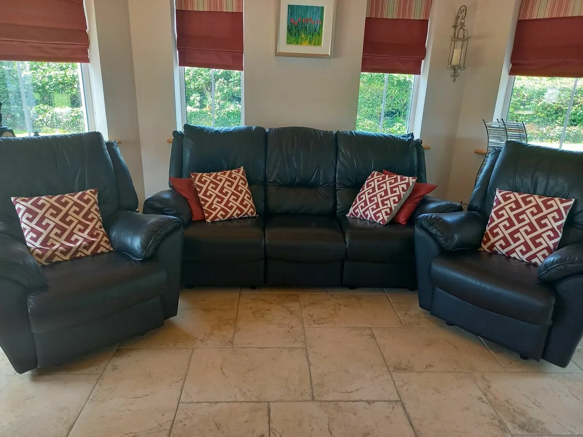3 piece black leather settee - Image 1