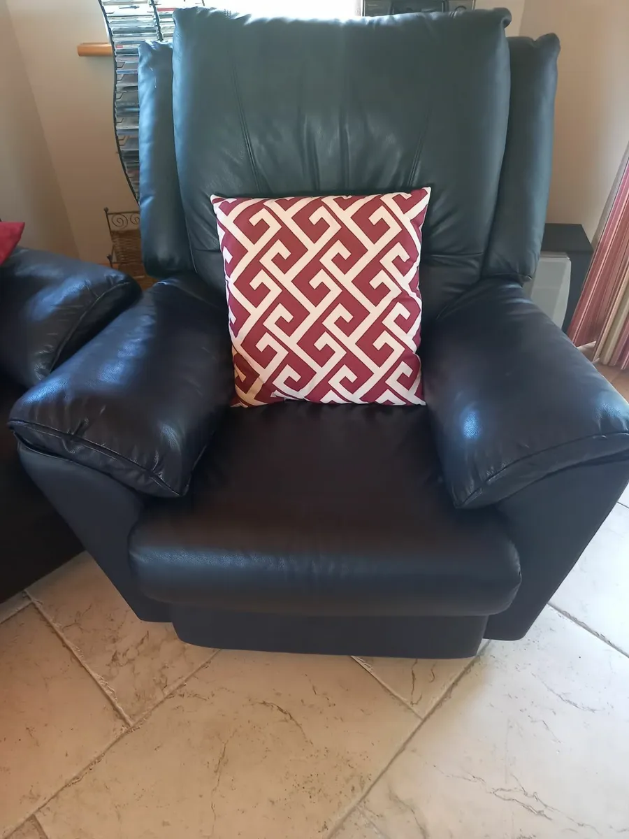 3 piece black leather settee - Image 2