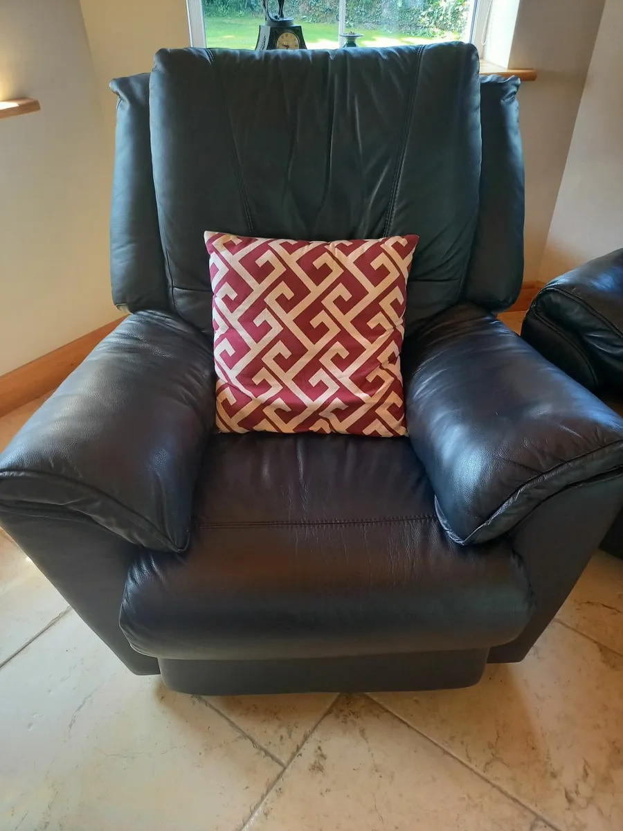 3 piece black leather settee - Image 3