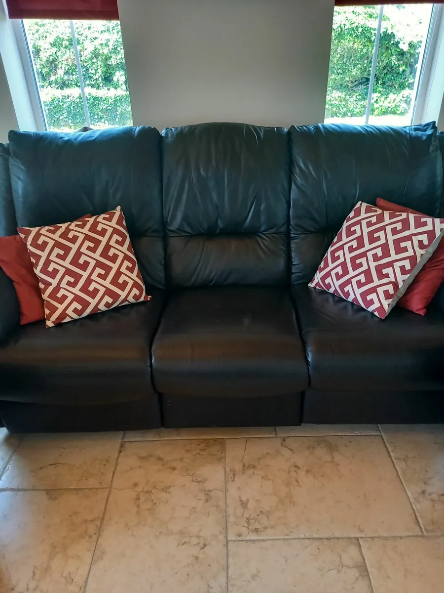 3 piece black leather settee - Image 4