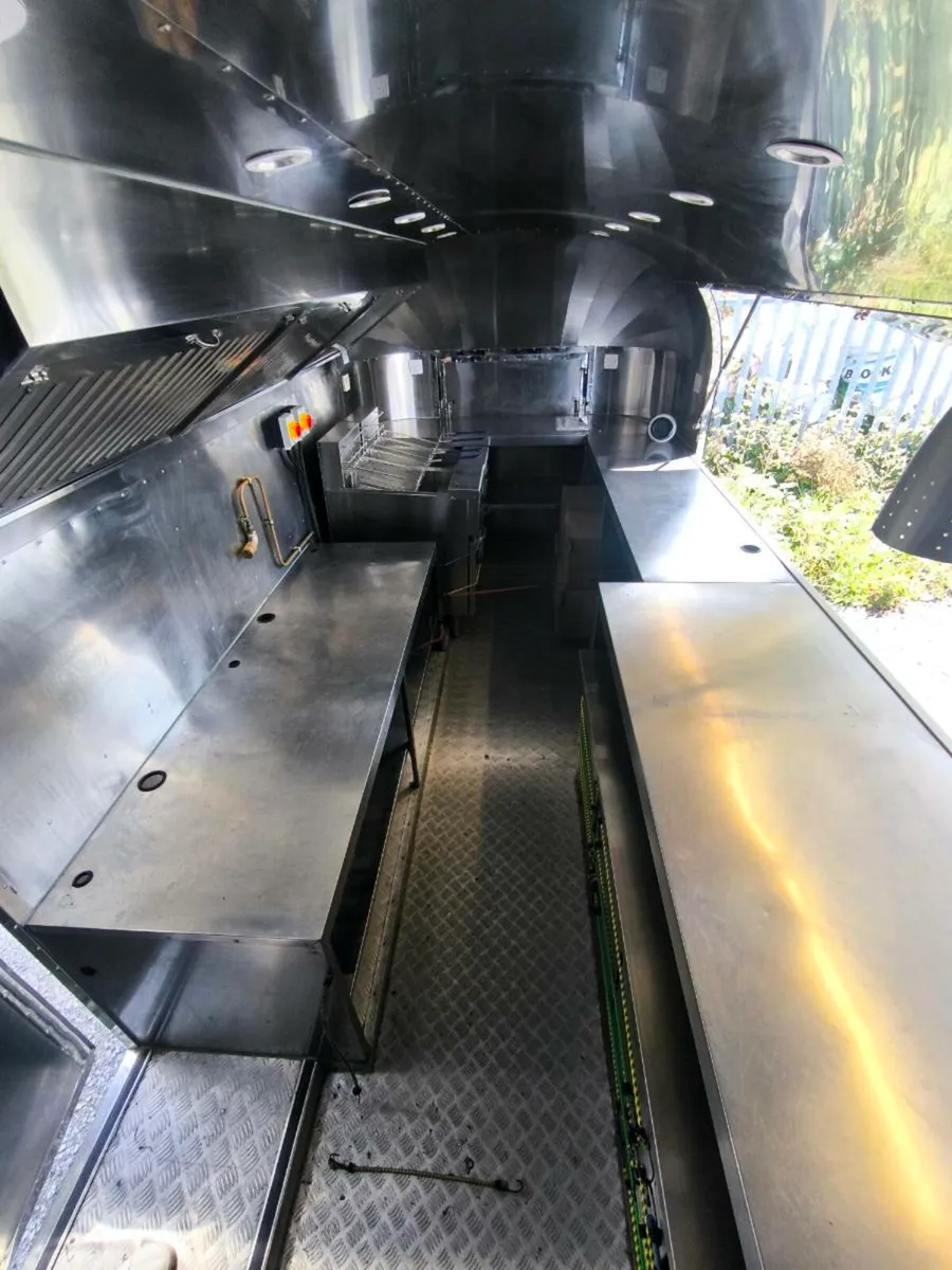 American Airstream Food Truck/Trailer 5.5m - Image 3