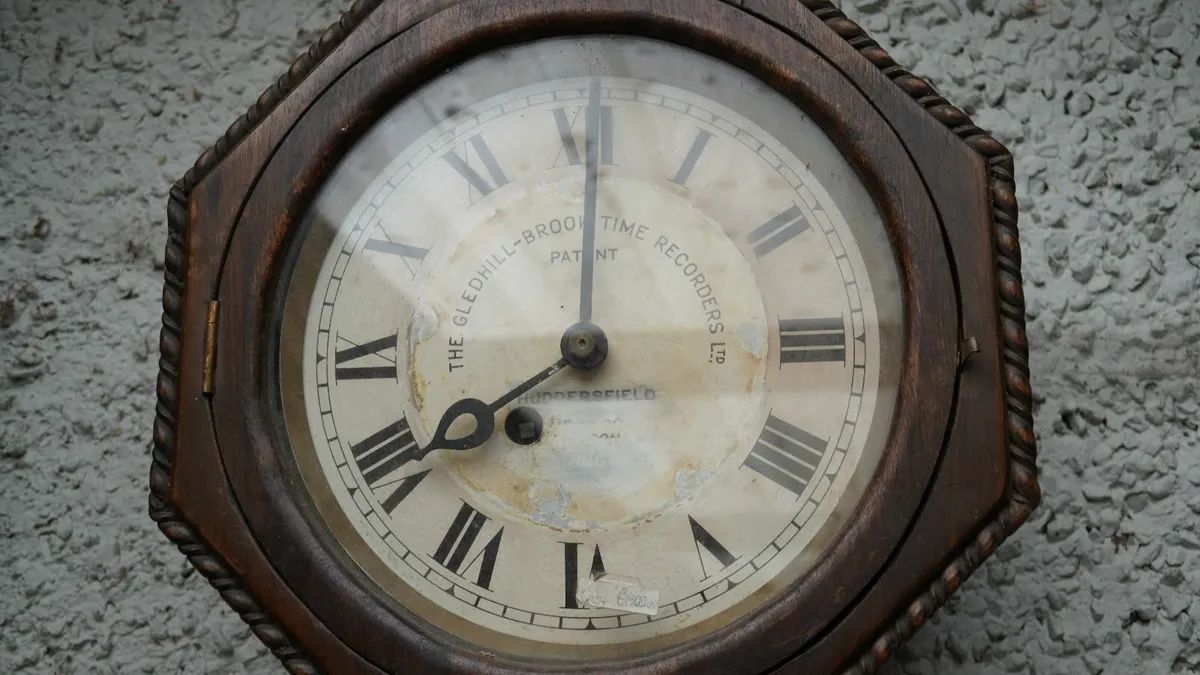 🕰️ Antique Gledhill-Brook Time Recorder Clock - Image 2