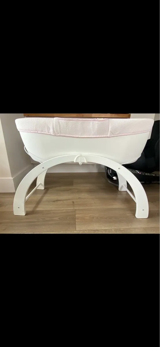 Bassinet / detachable modern Moses basket - Image 1
