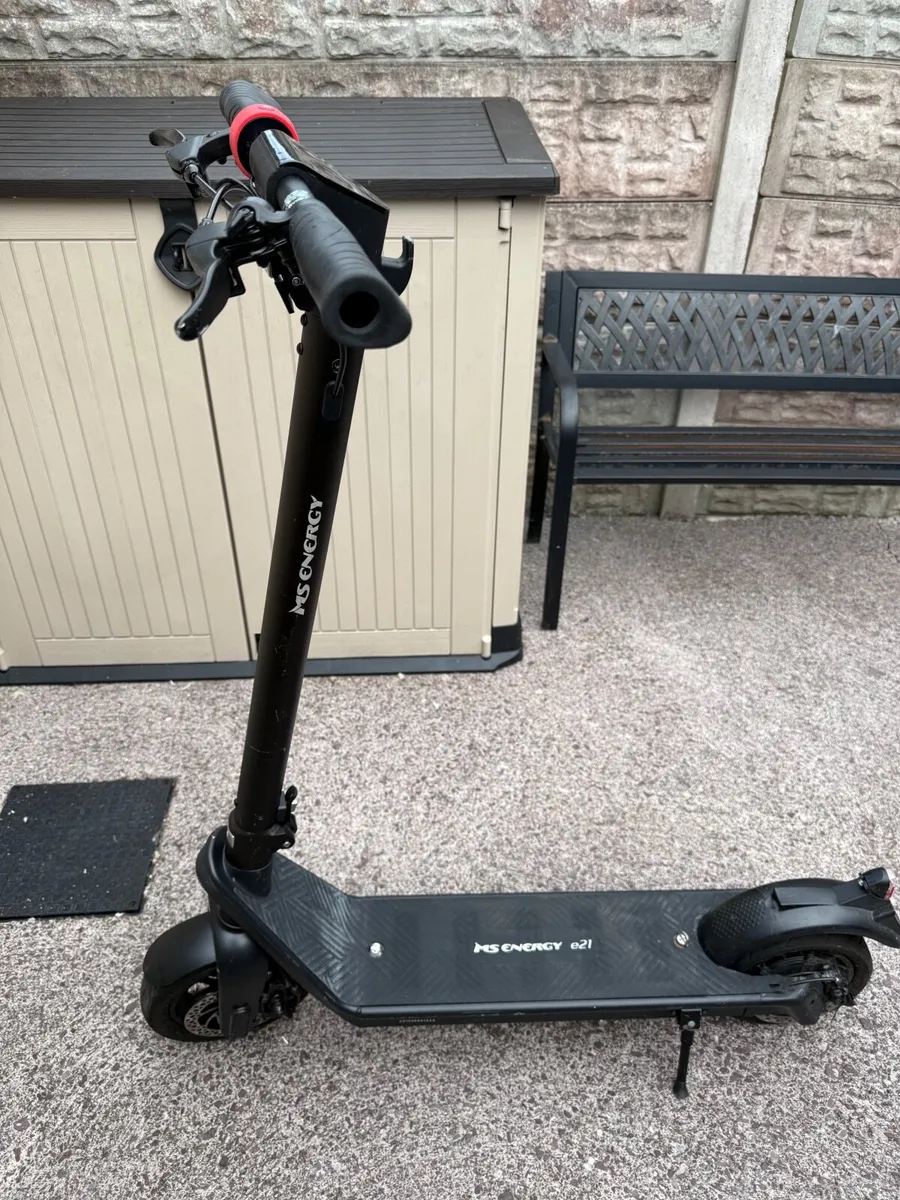 KRUZ electric scooter - Image 1