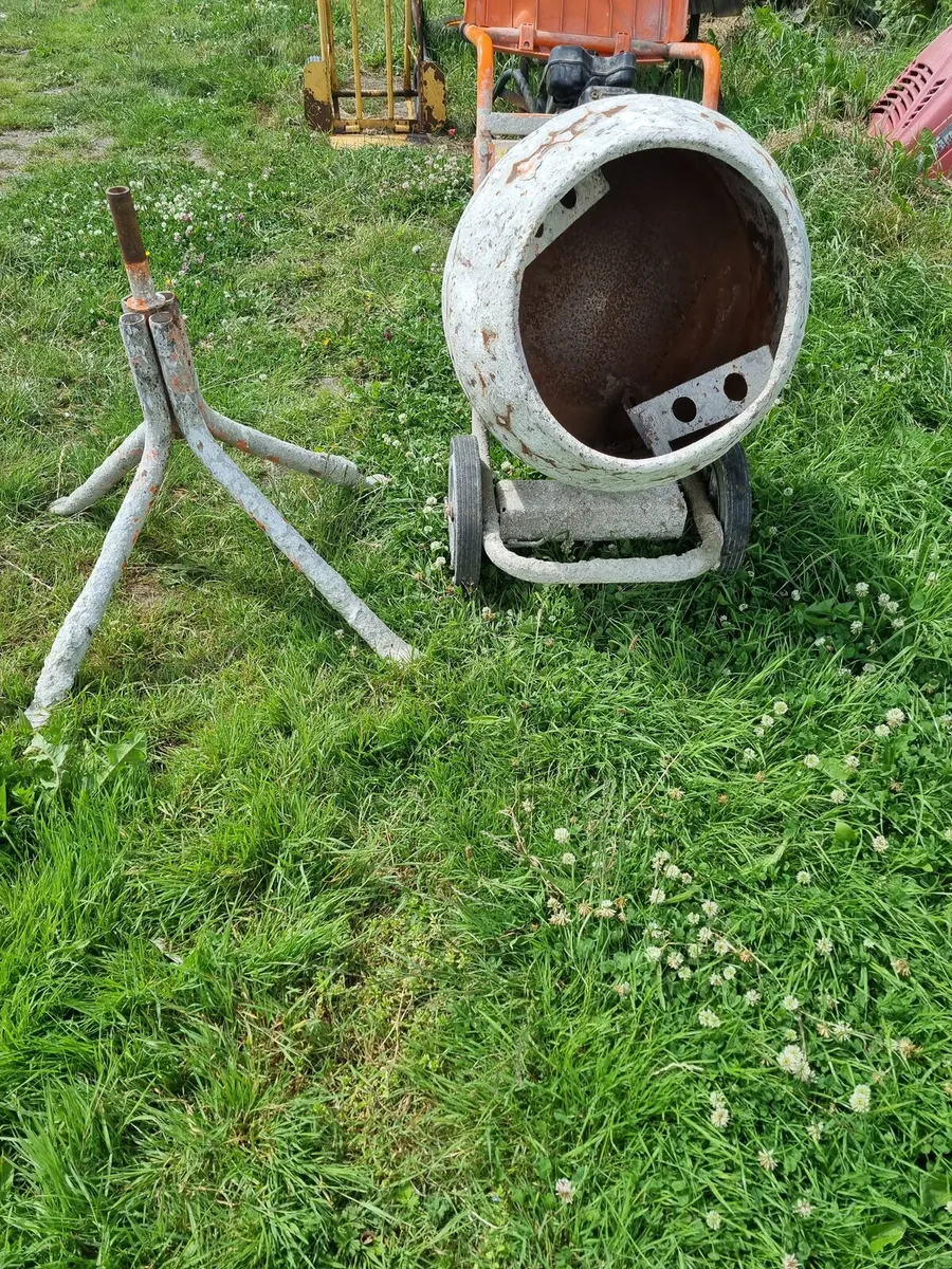 Cement mixer for sale Robin engine - Image 3