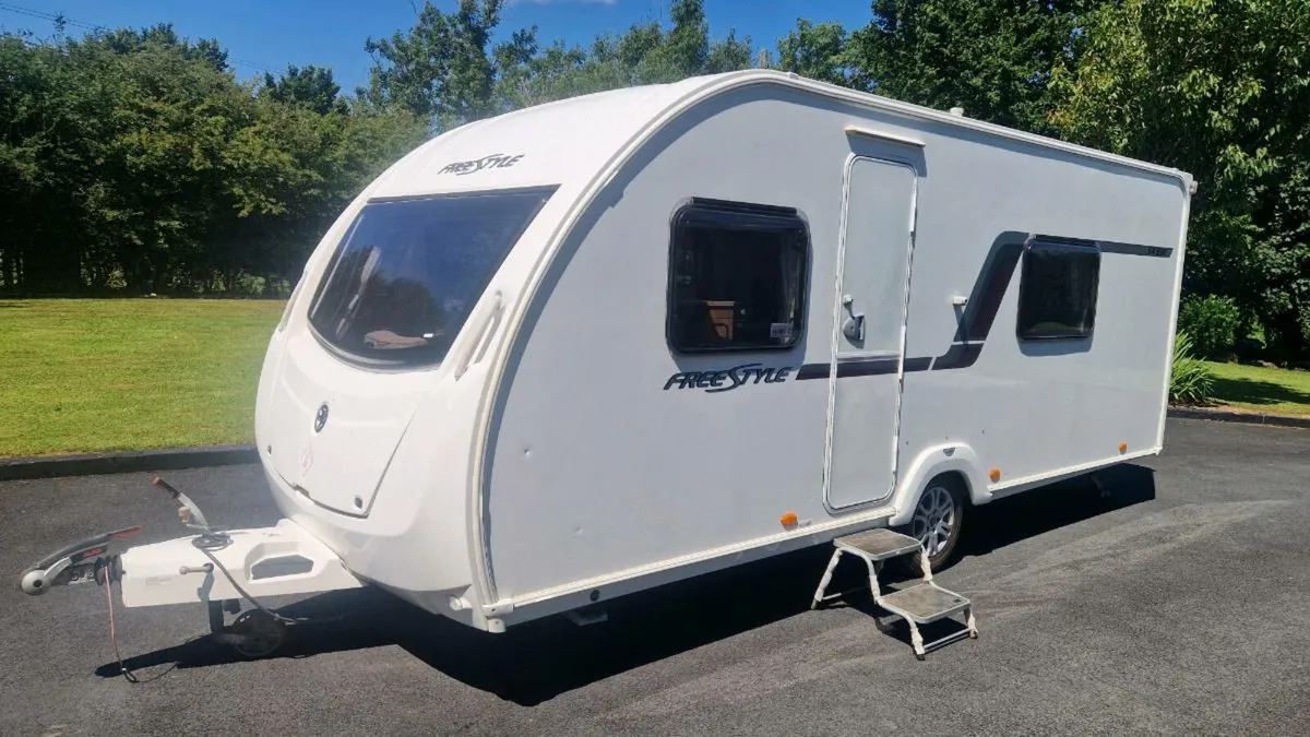 MINT 4/5 berth SWIFT FREESTYLE CARAVAN. - Image 2