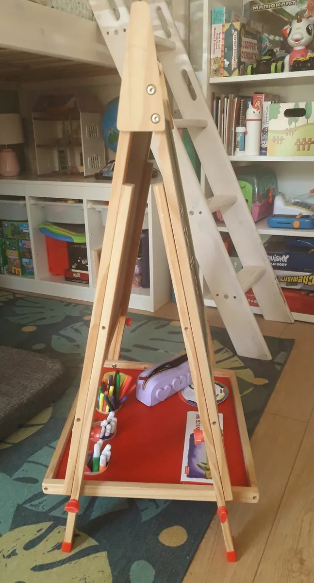 Children's Wooden and Magnetiv Easel - Image 4
