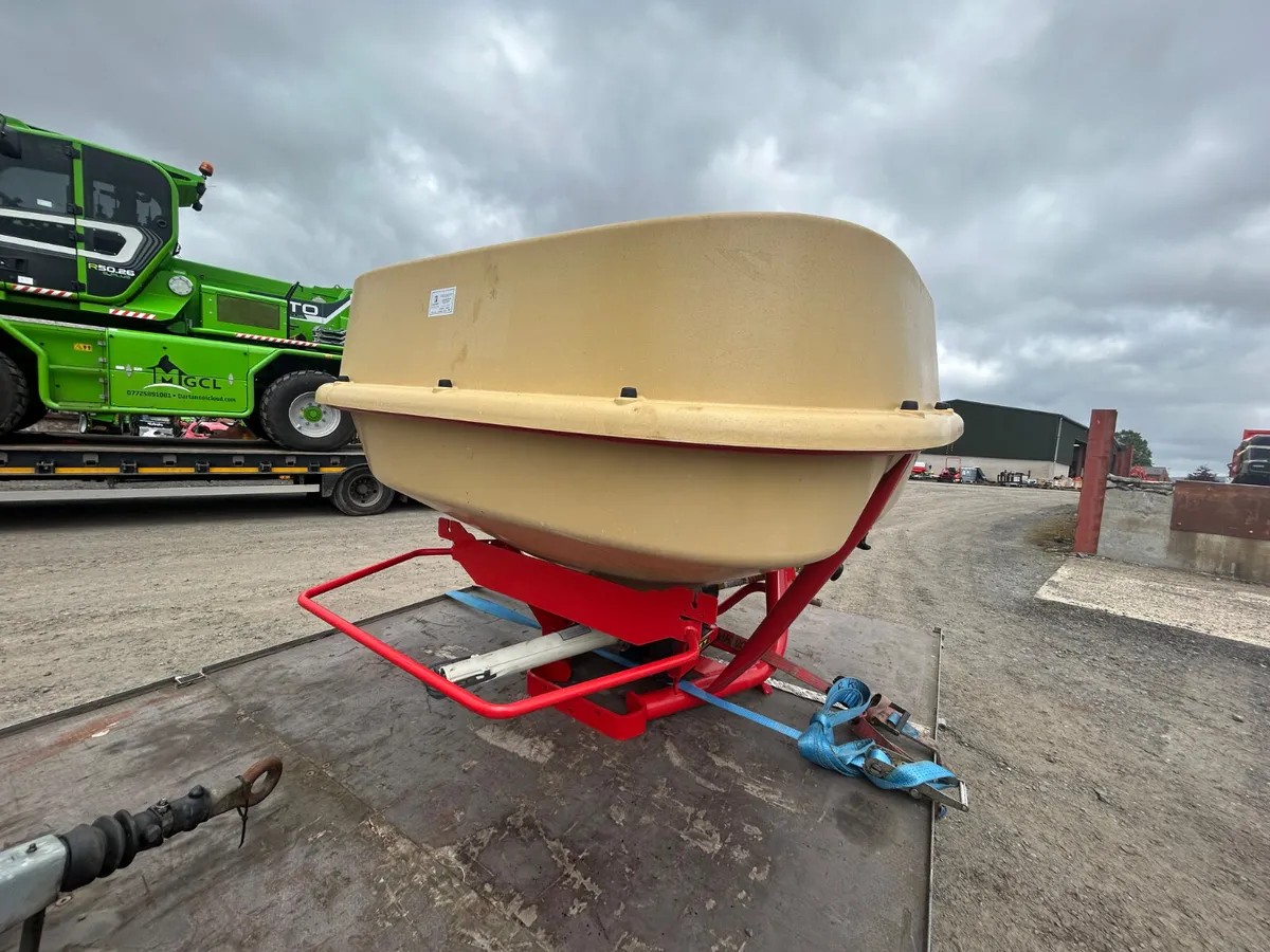 2019 Vicon fertiliser sower - Image 4
