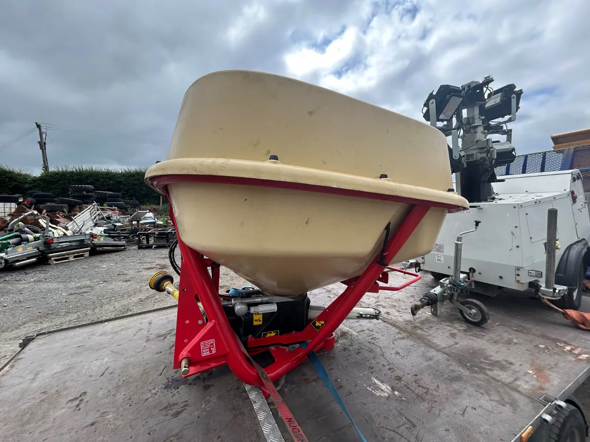 2019 Vicon fertiliser sower - Image 3