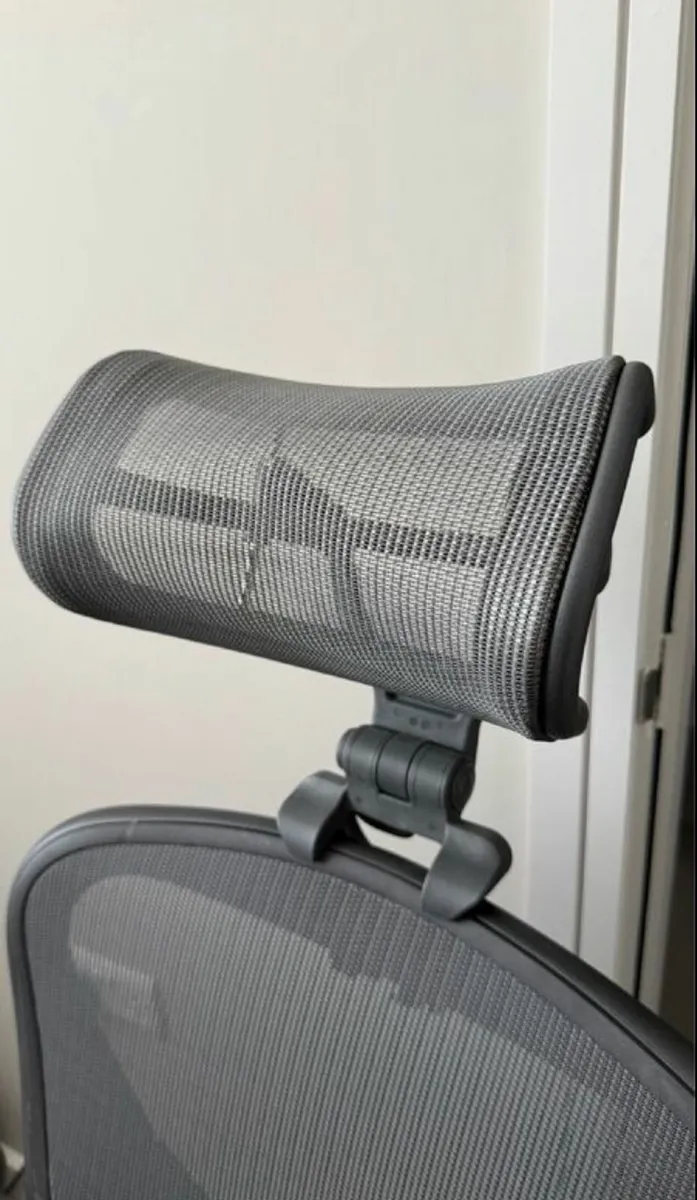 Aeron Classic + Headrest - Image 2