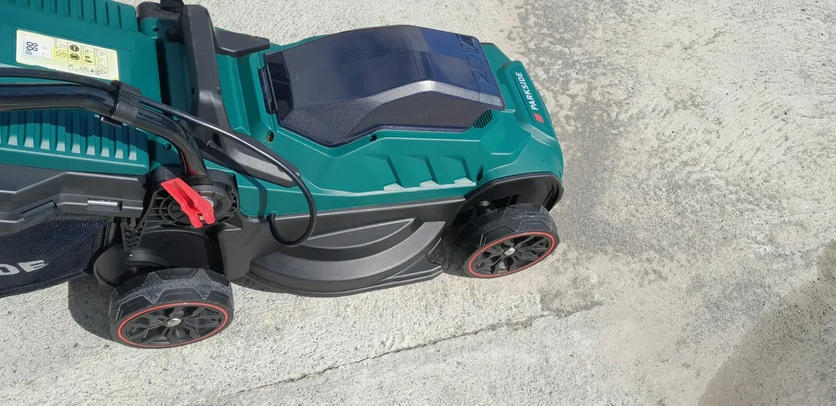 Battery lawnmower