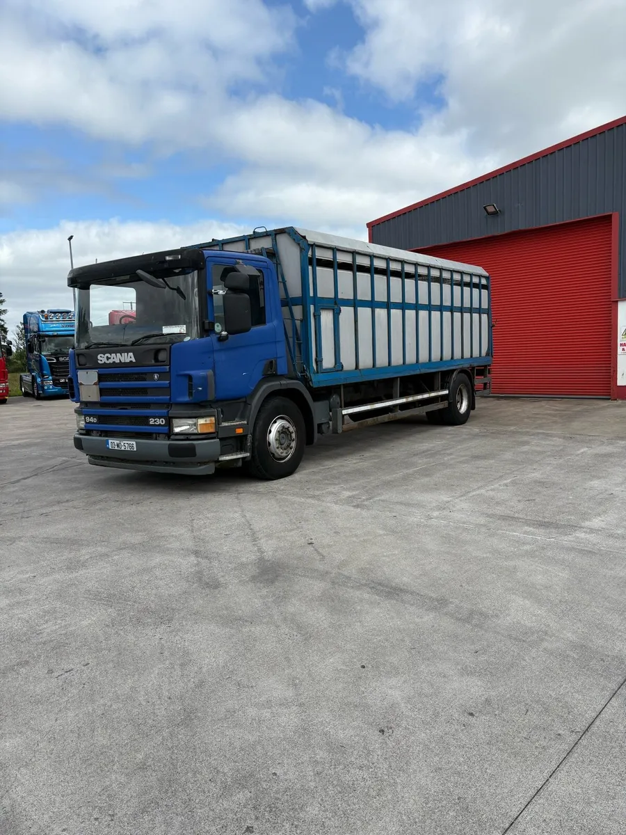 Scania P94 230 cattle livestock lorry low km - Image 4