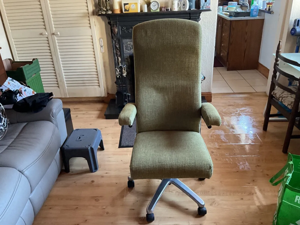 Office chair - Image 1