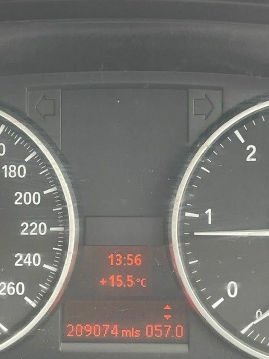 BMW 3-Series 2011 - Image 2