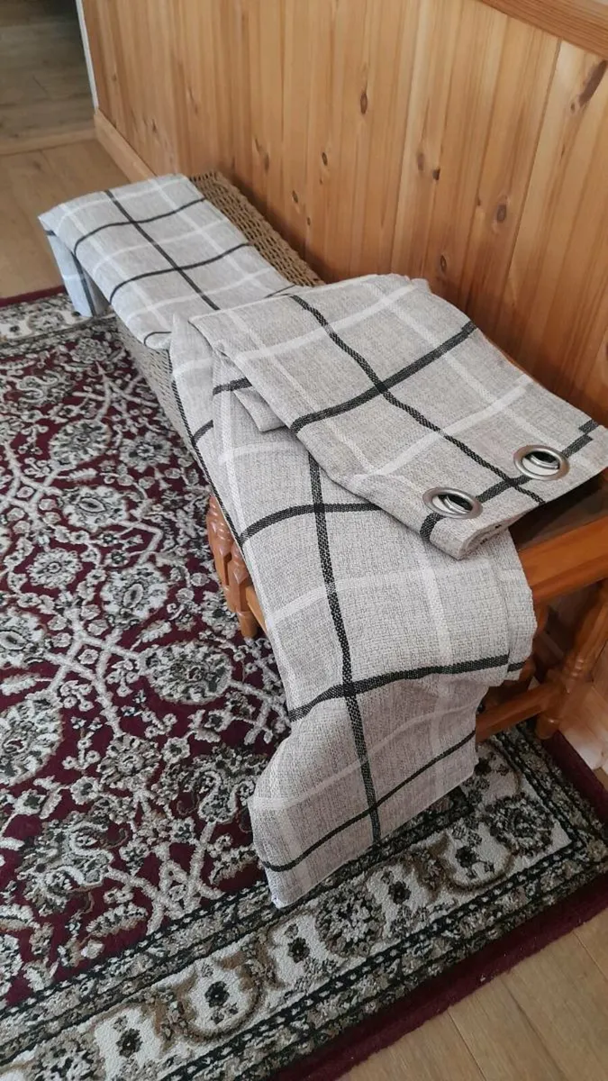 Curtains - Image 3