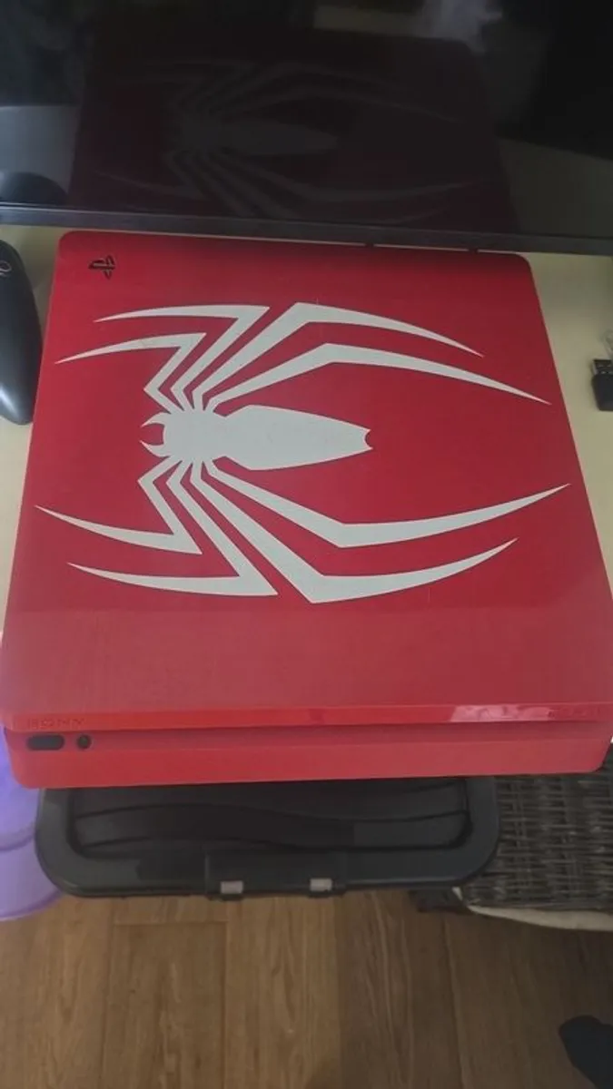 PS4 slim 1tb (limited edition Spiderman) - Image 1
