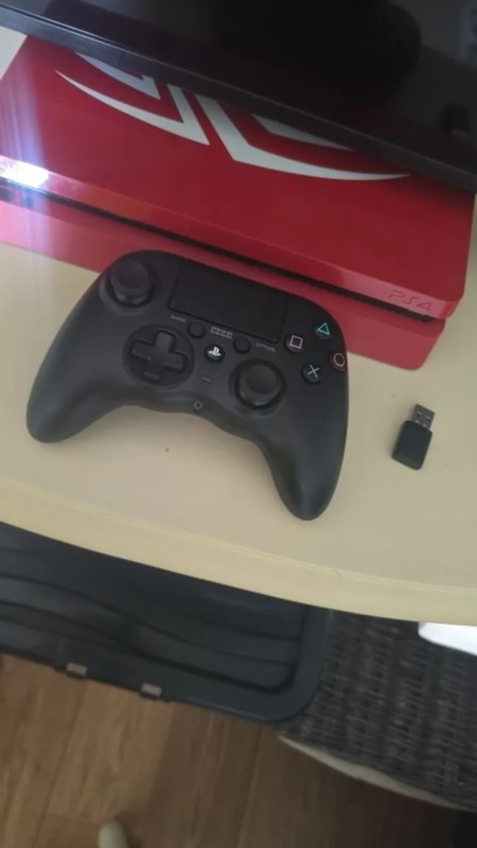 PS4 slim 1tb (limited edition Spiderman) - Image 2