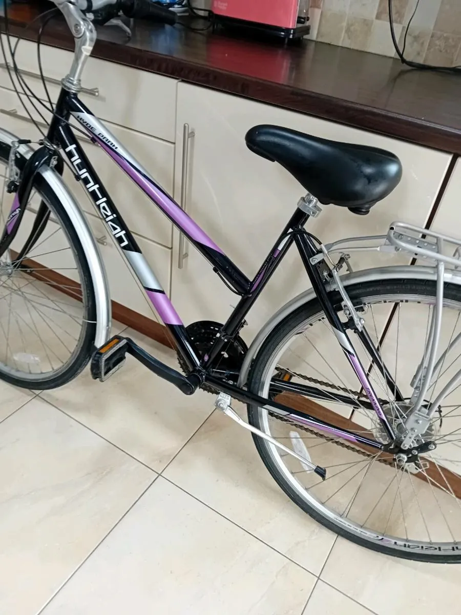 LADIES BIKE 28CINCH WHEELS LIKE NEW