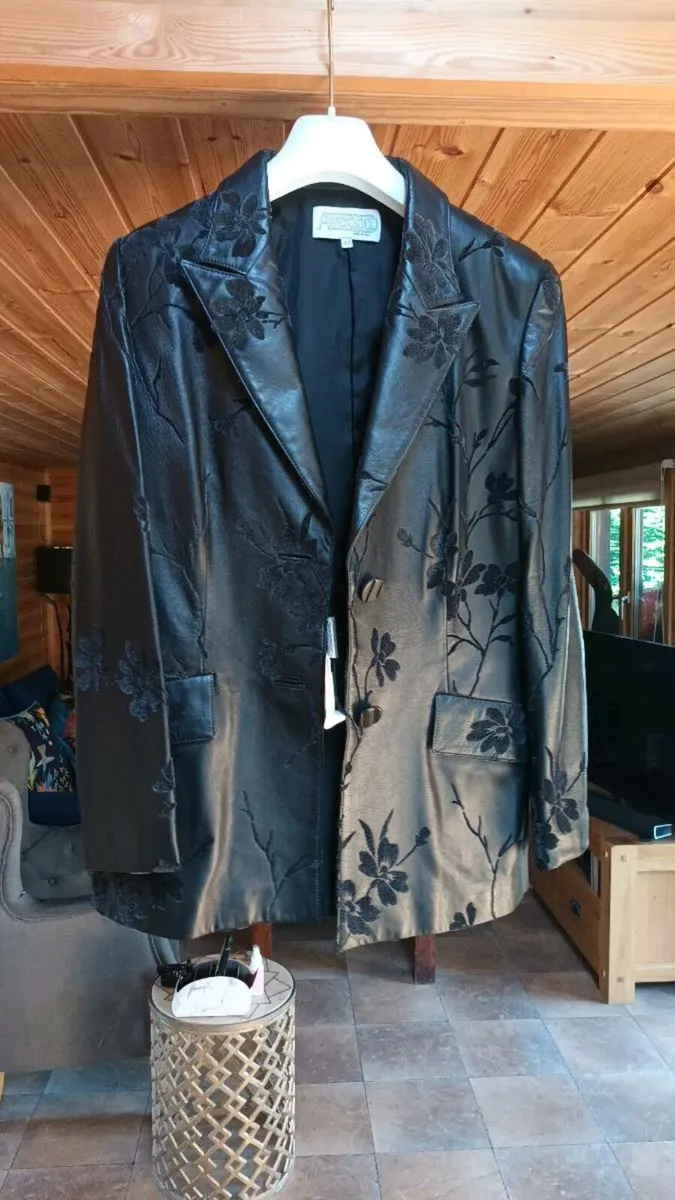 Avedon ladies leather jacket EU sz 44, D18 post 6e - Image 1