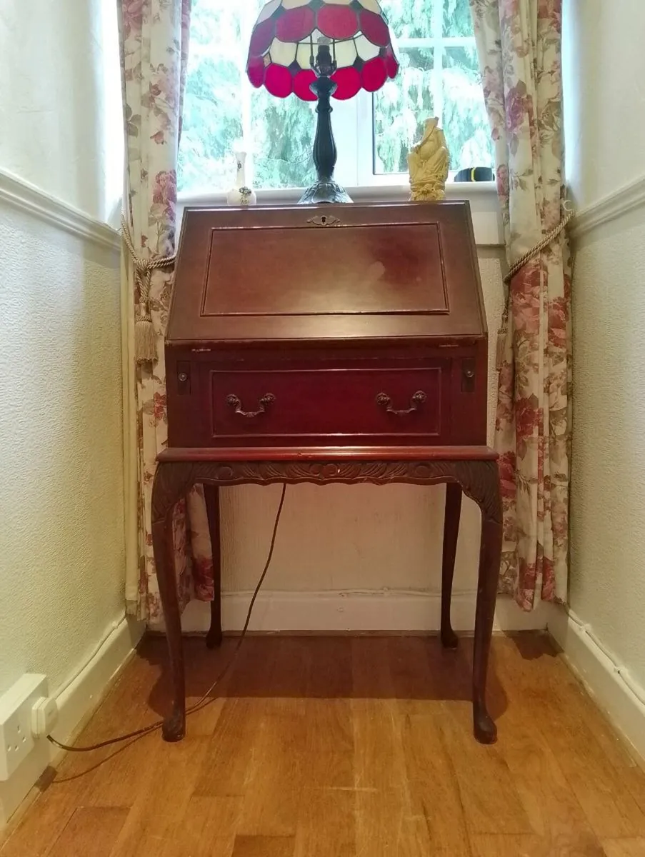 Beautiful Mahogany Table - Image 1