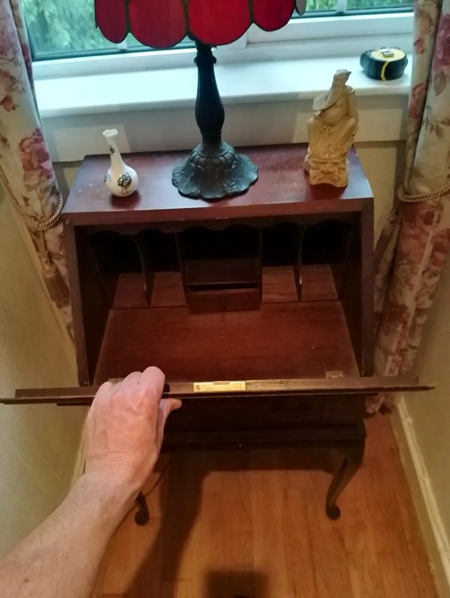 Beautiful Mahogany Table - Image 3
