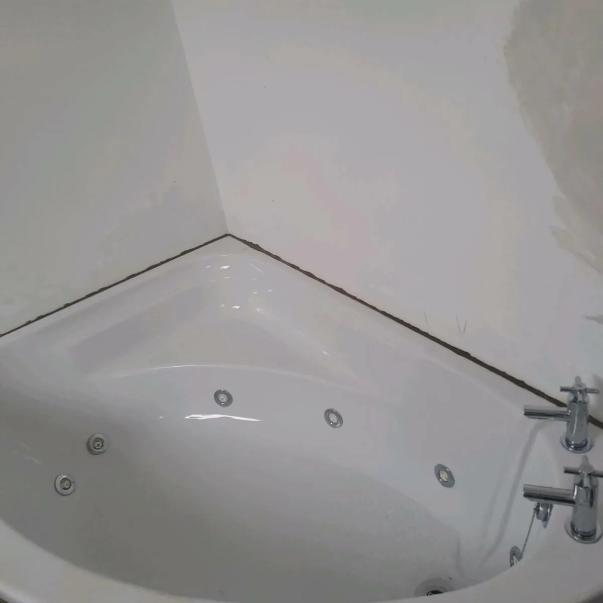 Jacuzzi bath - Image 1
