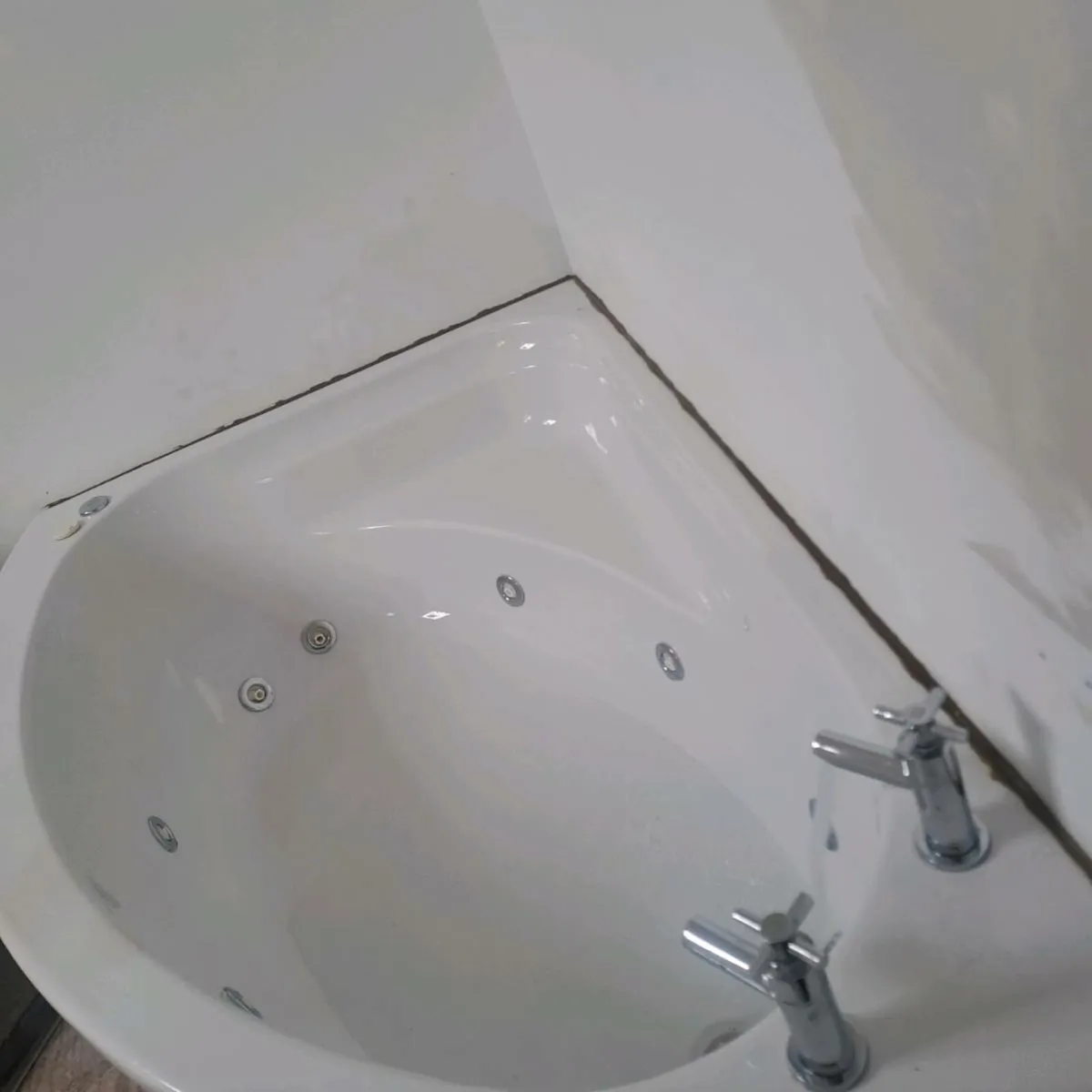 Jacuzzi bath - Image 2