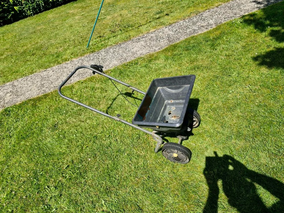 Seed/Grit spreader - Image 1