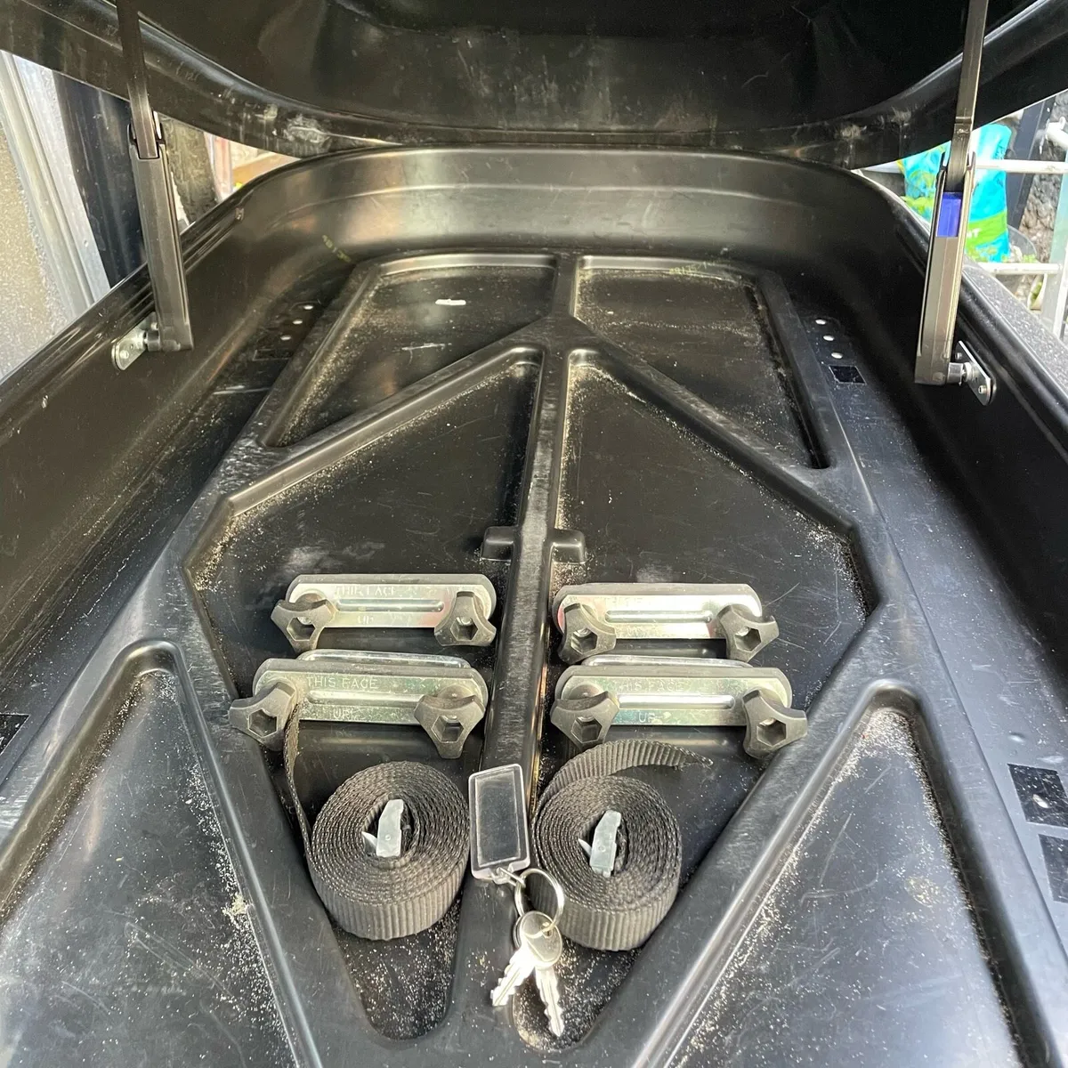 Halfords 250L roof box - Image 4