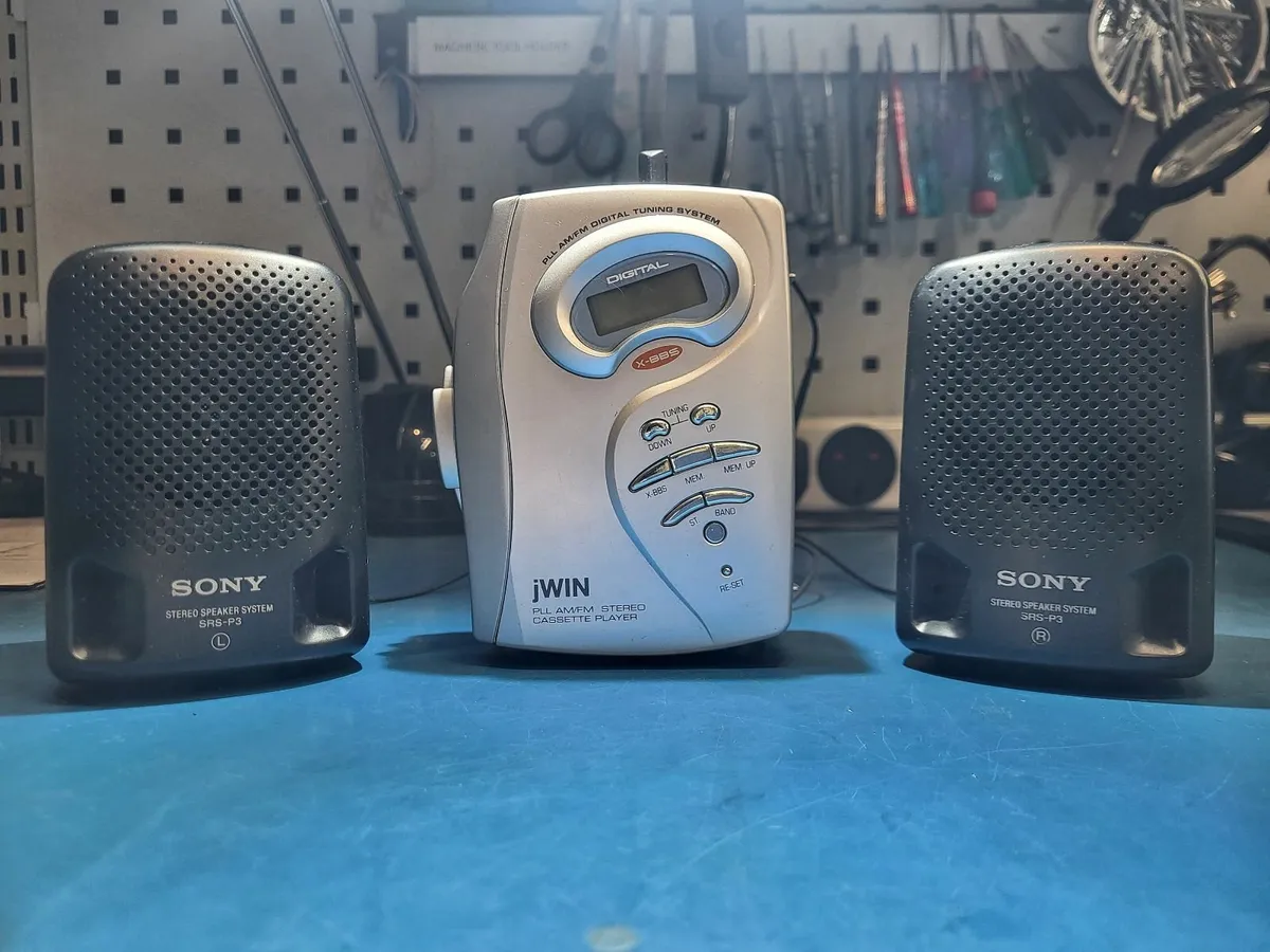 Walkman & Speakers - Image 1