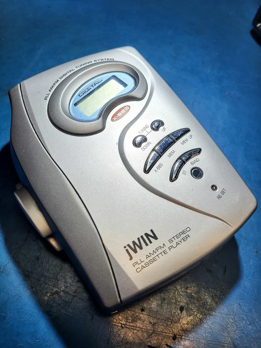 Walkman & Speakers - Image 3