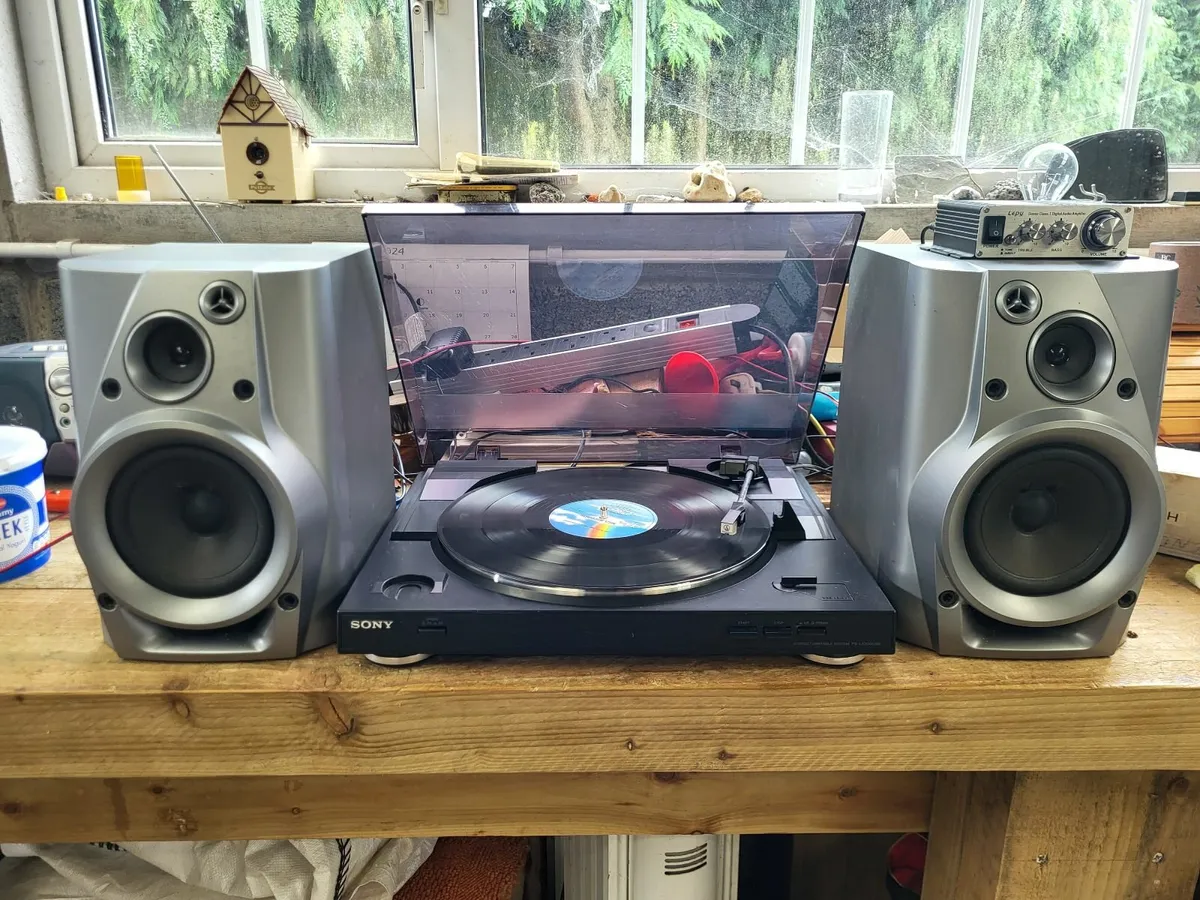 Turntable, Amplifier & Speakers - Image 1