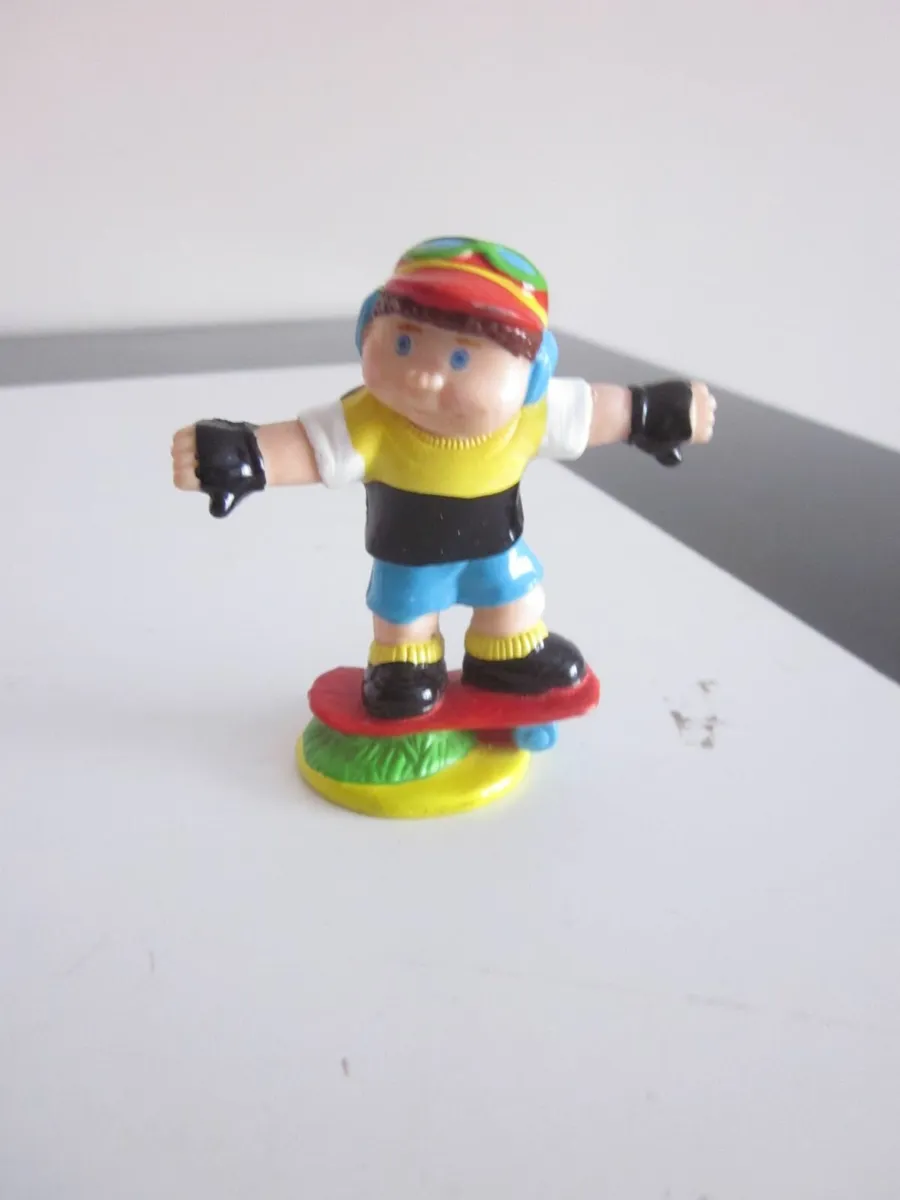 Vintage 1997 Cabbage Patch Boy/Skateboard Fig. - Image 1