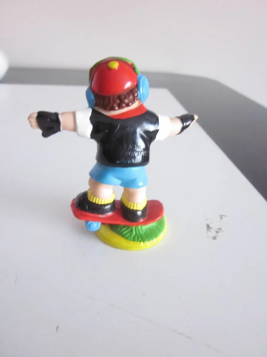 Vintage 1997 Cabbage Patch Boy/Skateboard Fig. - Image 2