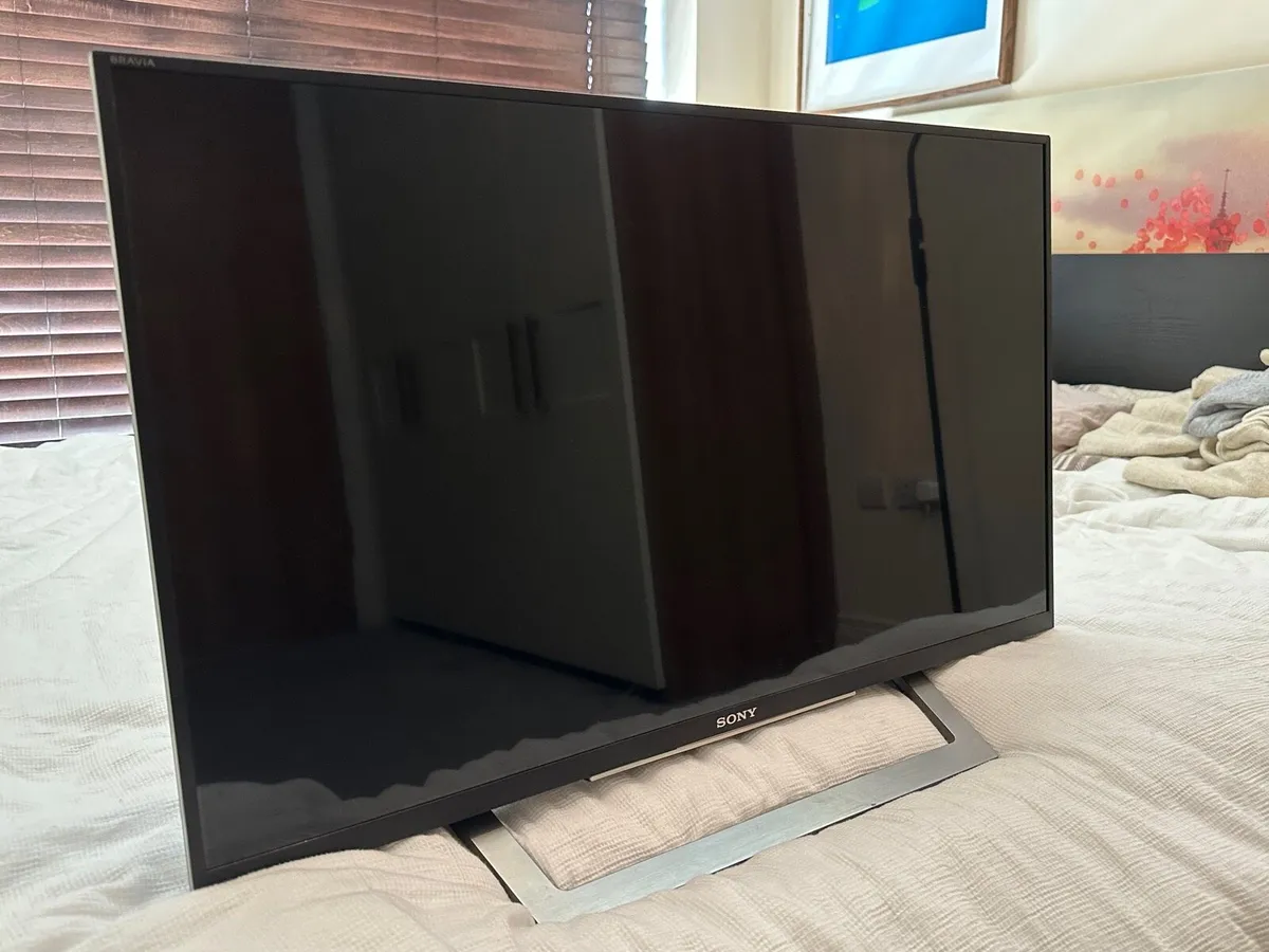 Samsung 32 inch Full HD Smart LED TV - Image 1