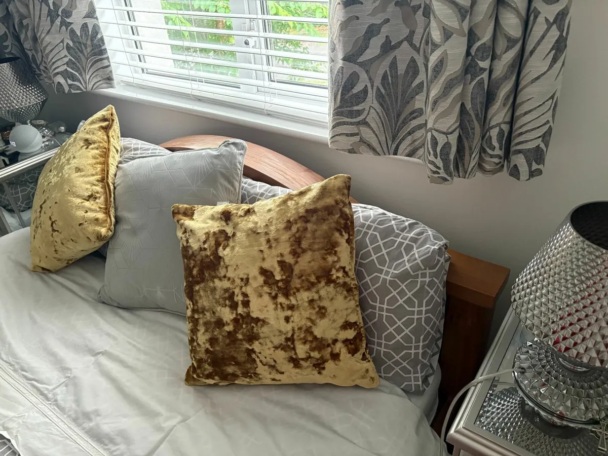 Teak double bed - Image 2
