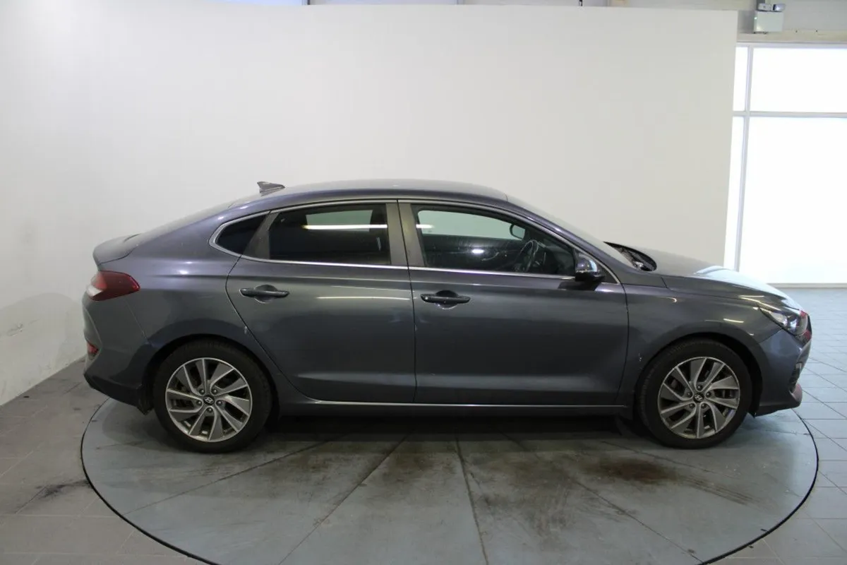 Hyundai i30 Fastback Diesel 1.6 - Image 2