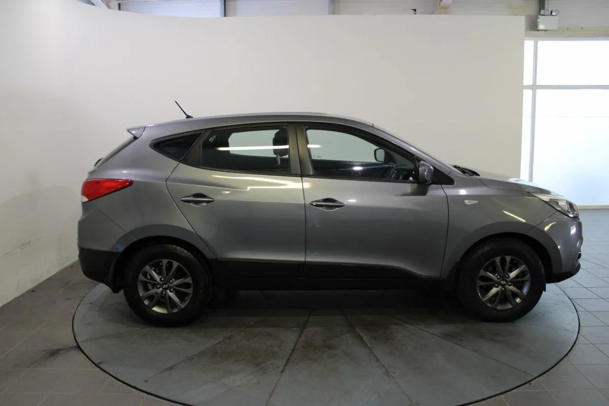 Hyundai ix35 1.7 Diesel Celebration LE 2WD 115hp - Image 2