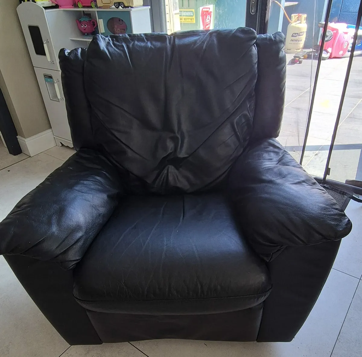 Leather recliner - Image 3