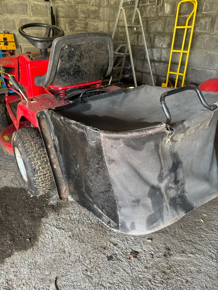 Ride on lawnmower - Image 1
