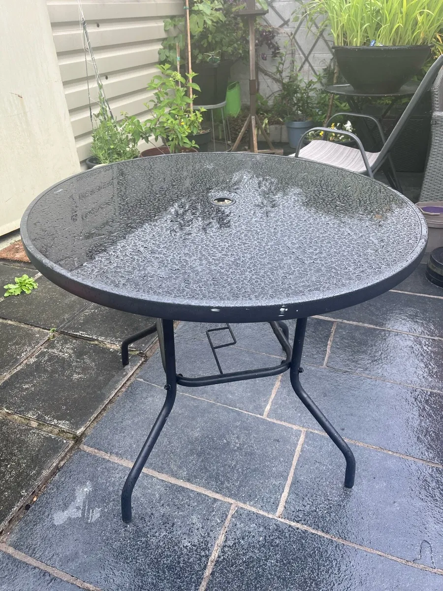 Garden table & 4 chairs - Image 1