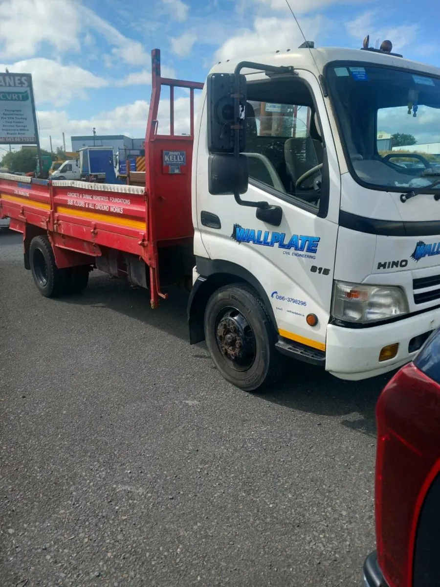 Hino 300 7.5.   2011  tipper  low mills - Image 1