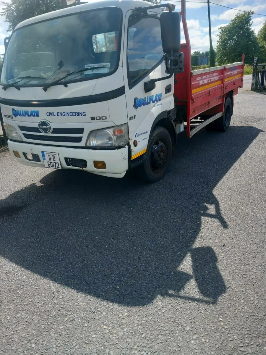 Hino 300 7.5.   2011  tipper  low mills - Image 2