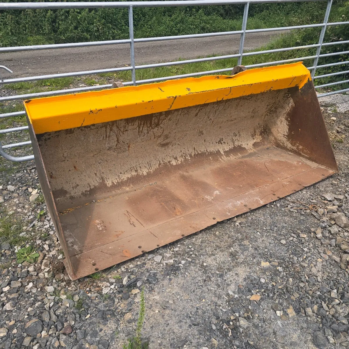 Telehandler bucket - Image 1