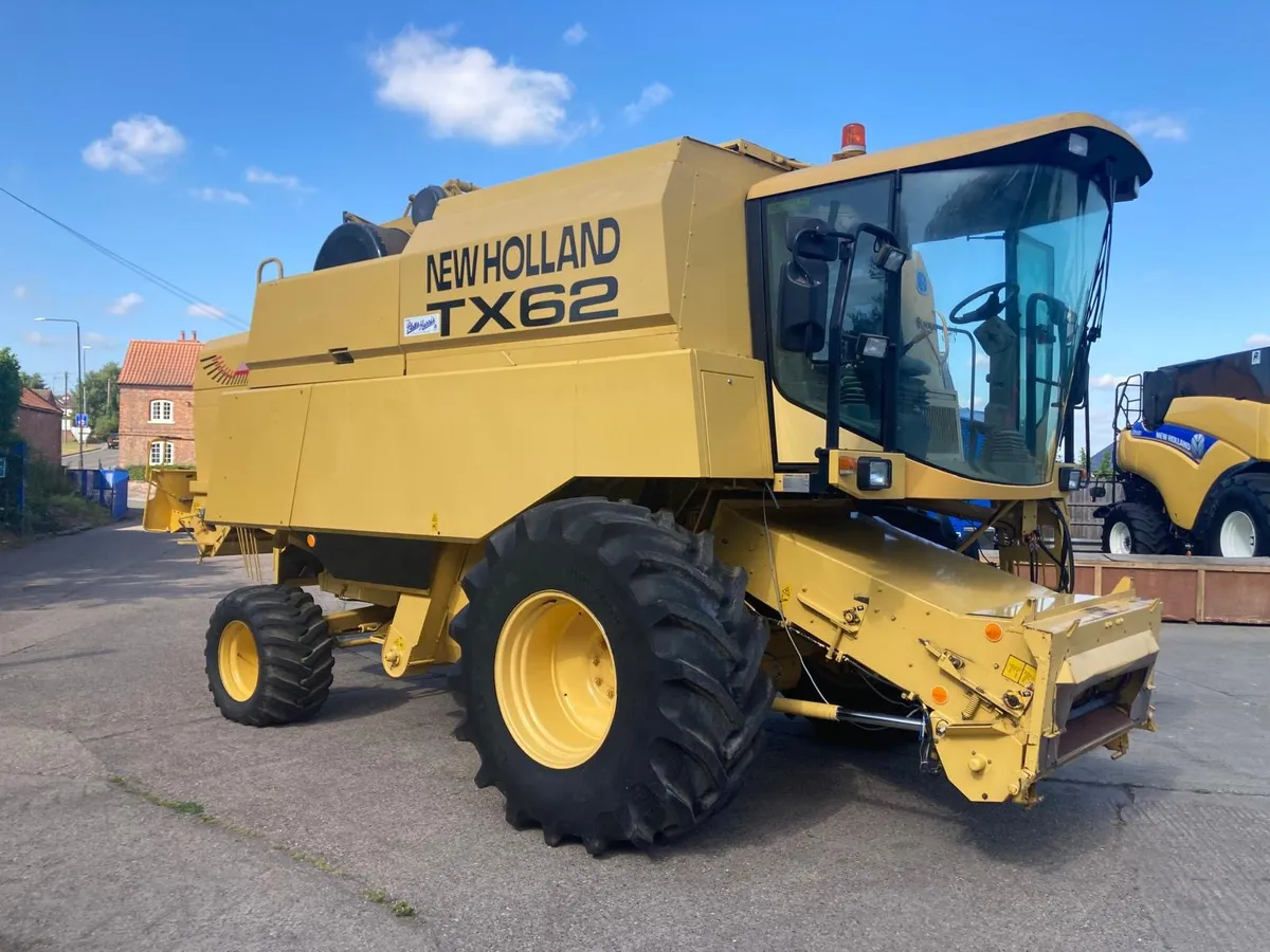 New Holland Tx 65 Combine - Image 3