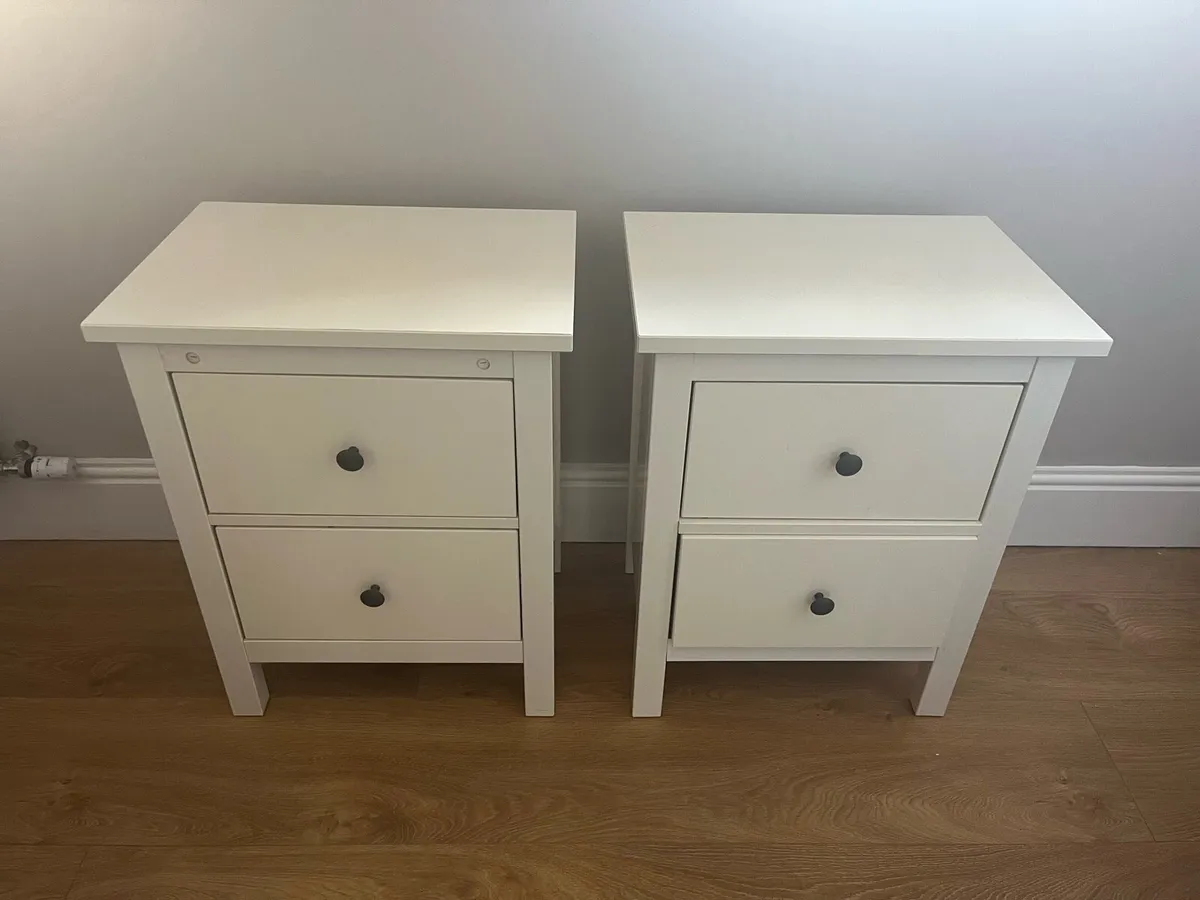 Pair of bedside lockers - Image 1