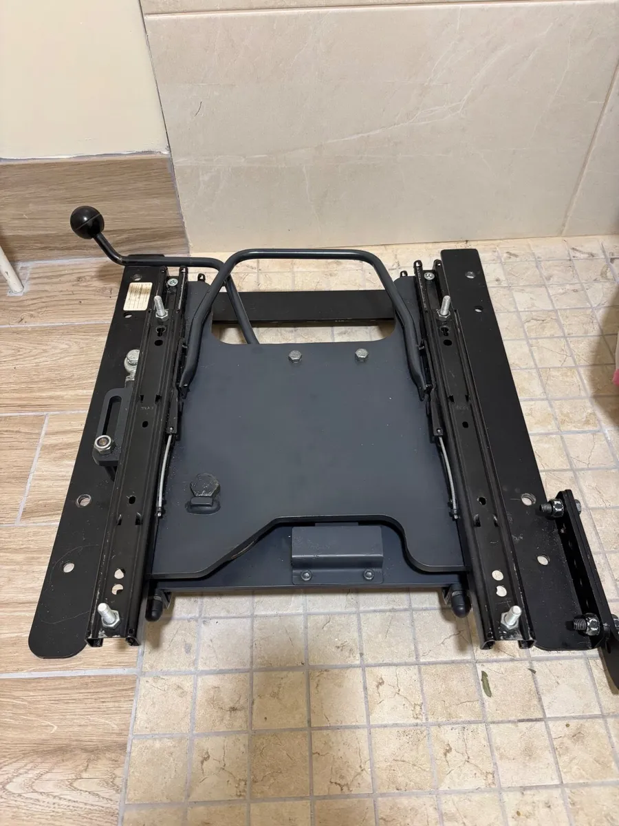 Swivel car seat base - Image 1