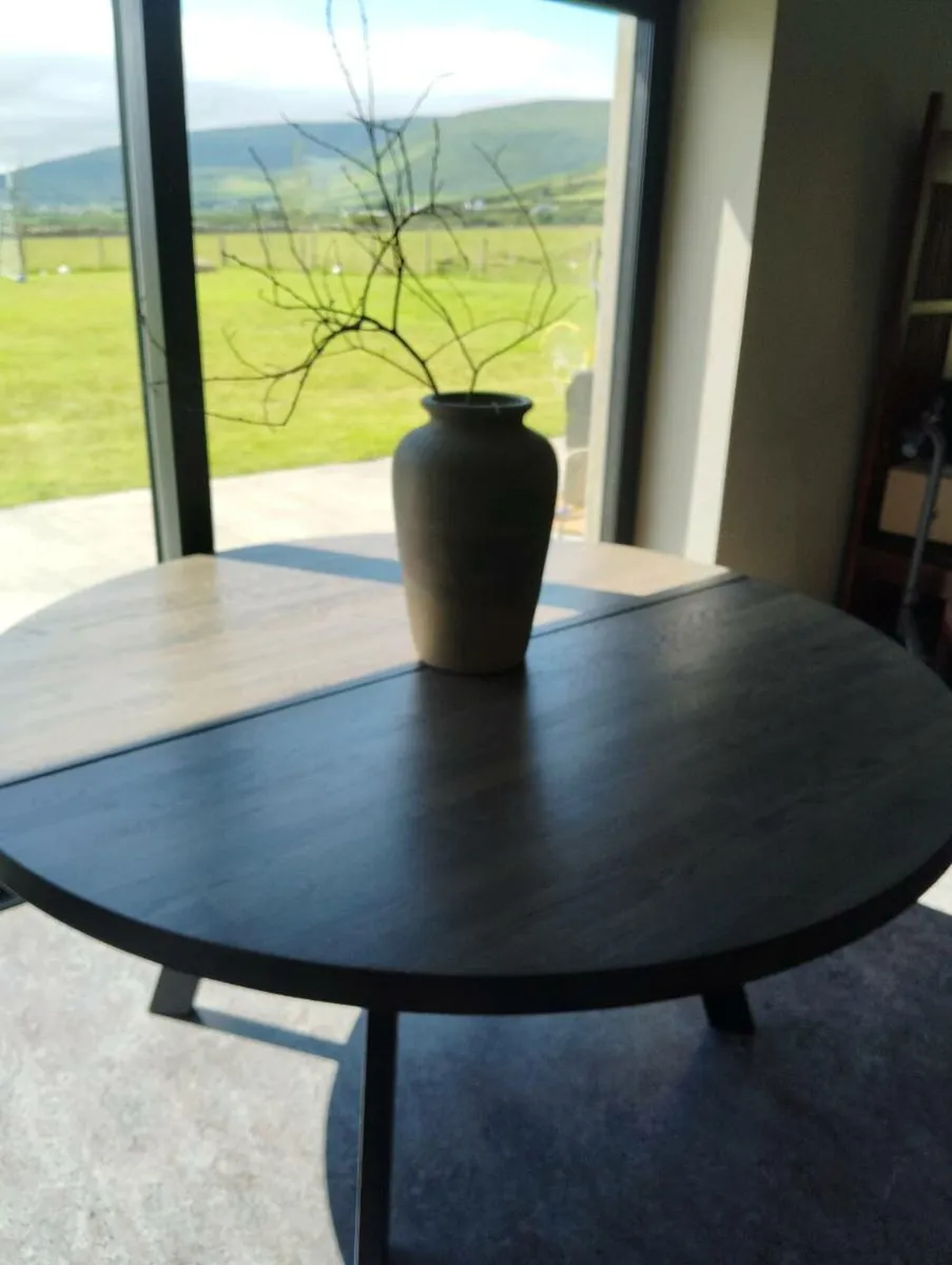 Dining table - Image 1