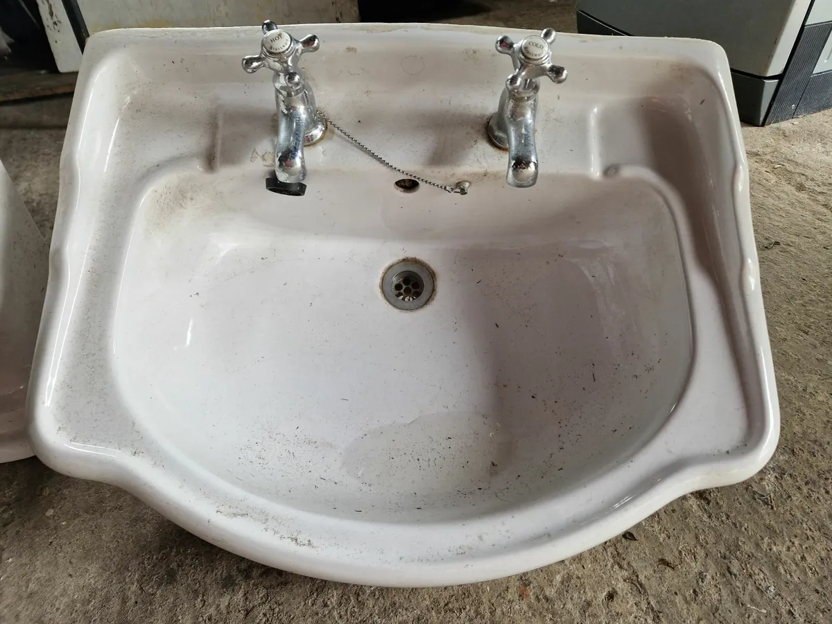 Sink and pedistal - Image 1
