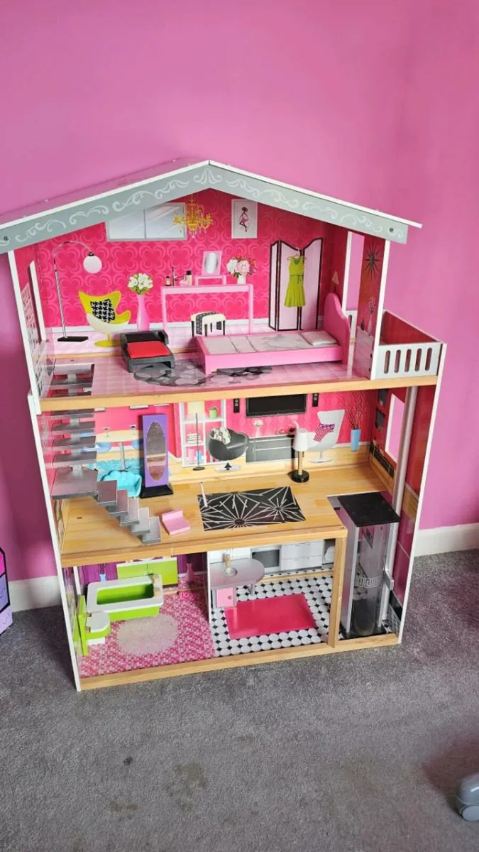 Girls 3 storey doll house in excellent condition - Image 1